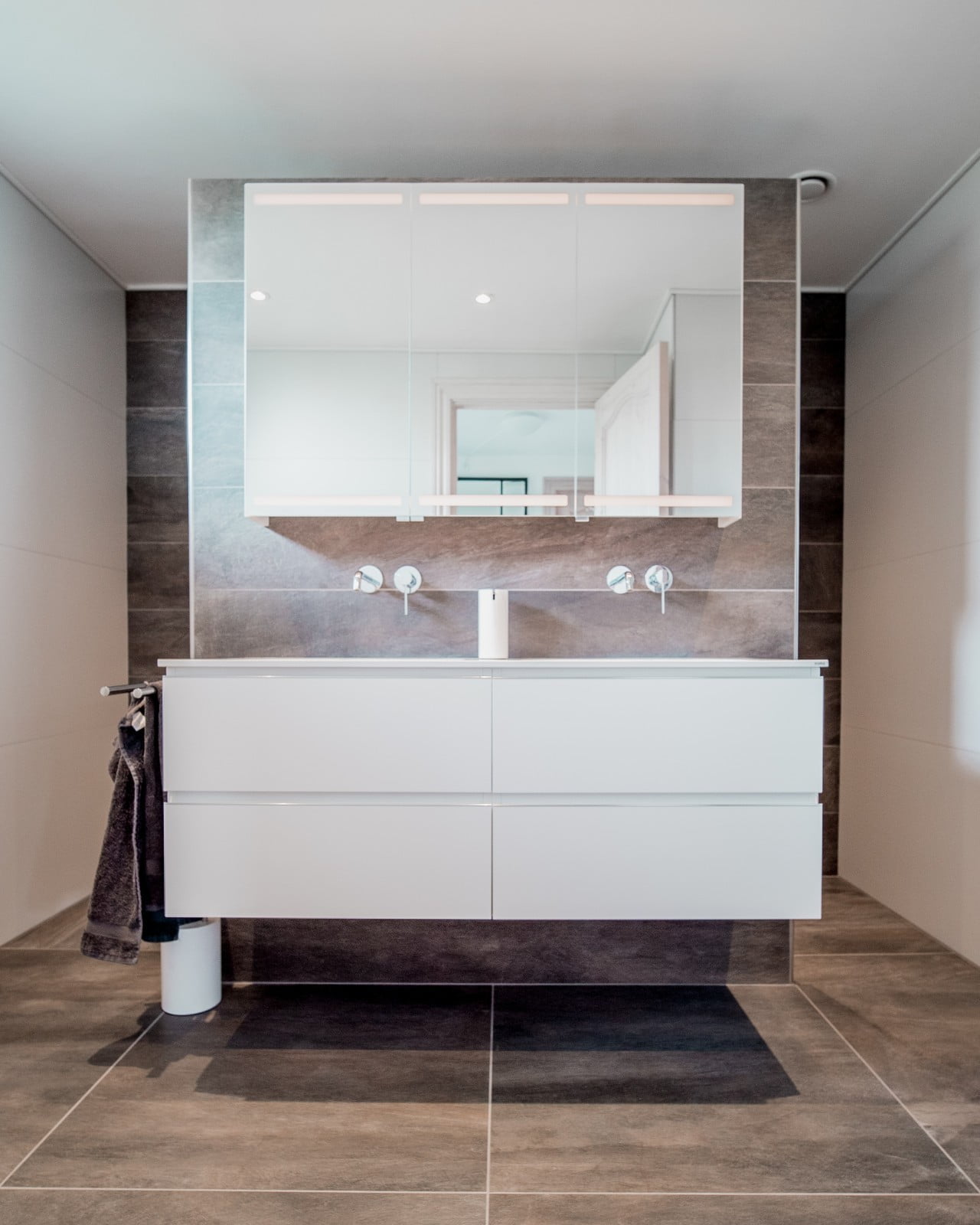 Et åbent badeværelse med walk-in shower